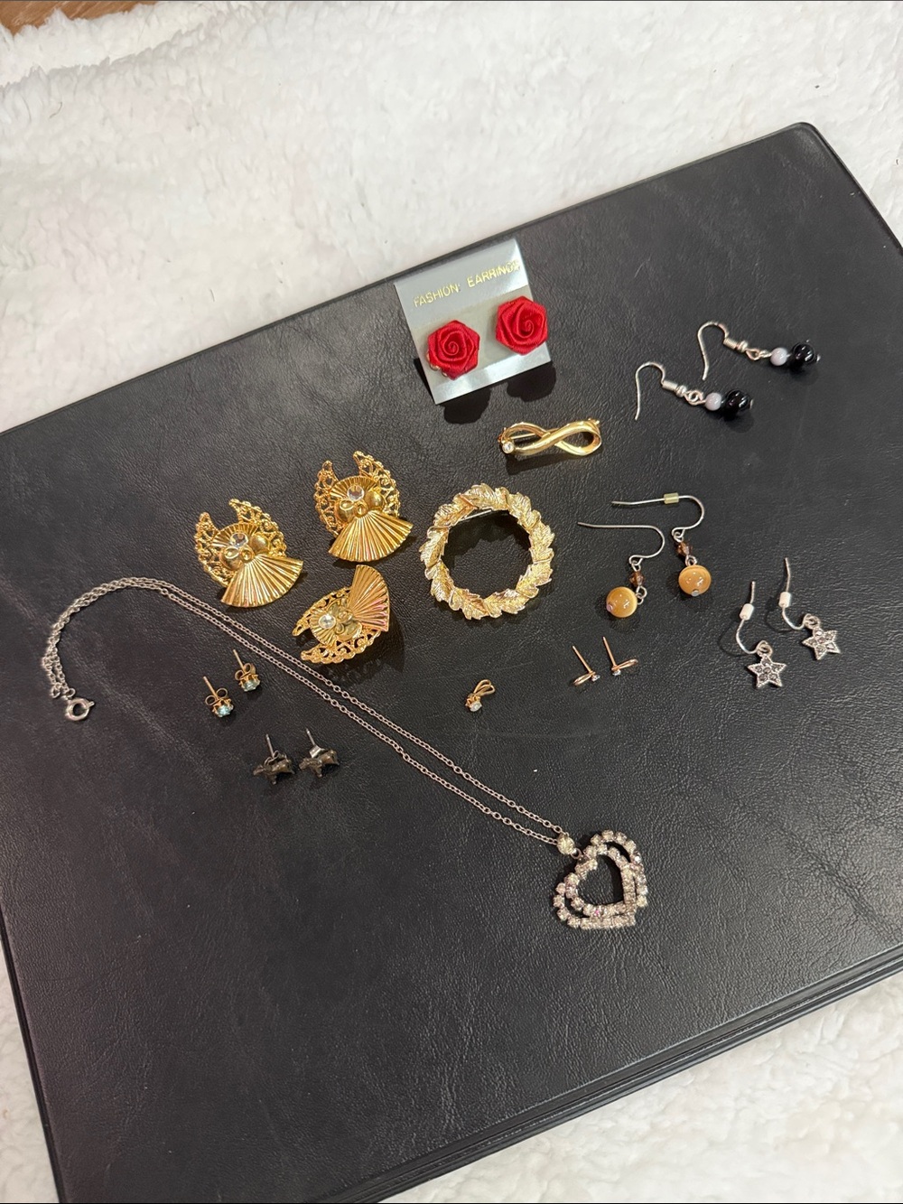 Gold Tone Mixed Women's Jewelry Set with Red Rose Studs